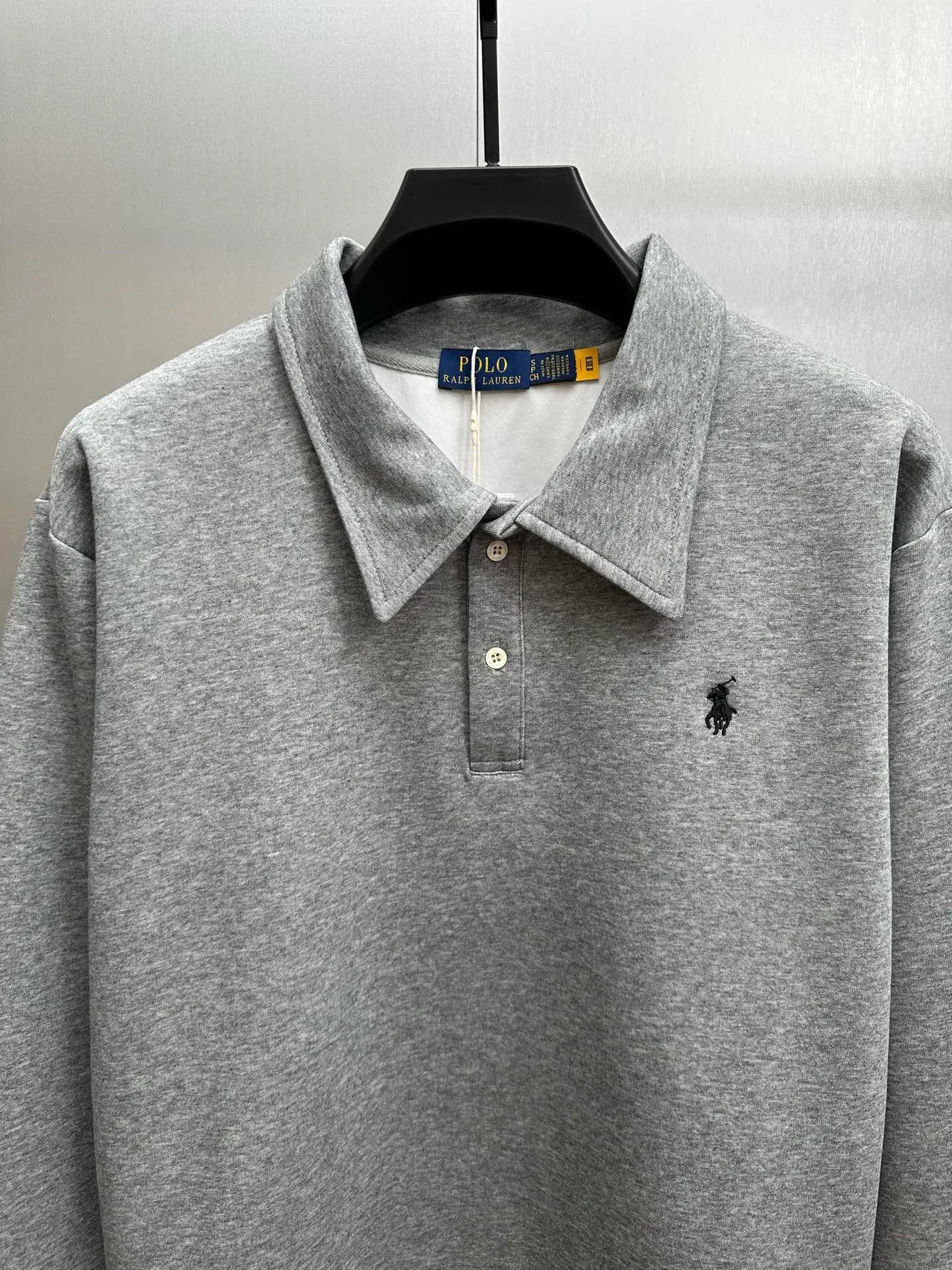 P260 💰Ralph Lauren/Ralph Lauren 2025 new lapel sweatshirt, classic pony logo embroidered Polo shirt, simple and versatile ~ super delicate and soft, close to the body without being tied. Perfectly reflects the brand's sense of superiority. The fabric is full of three-dimensionality, the loose fit is standard, comfortable to stretch, unrestricted in movement, and highly practical to wear. Classic and simple style, with pony embroidery pattern on the chest, imported machines, three-dimensional and full. Original Polo milk white buttons, taking into account warmth and cool lines. Whether worn alone or layered, you can create different styles of fashion with just one piece. The workmanship is exquisite and shipped from a major foreign trade factory. It is all done by master craftsmen with many years of experience. Everything is of high standards and requirements. All fabrics and accessories are original custom-made and of high quality. It perfectly embodies the brand's sense of superiority, is highly wearable, and is high-end and classy. Versatile and versatile!  Color: black, white, gray, brown, navy size: S M L XL